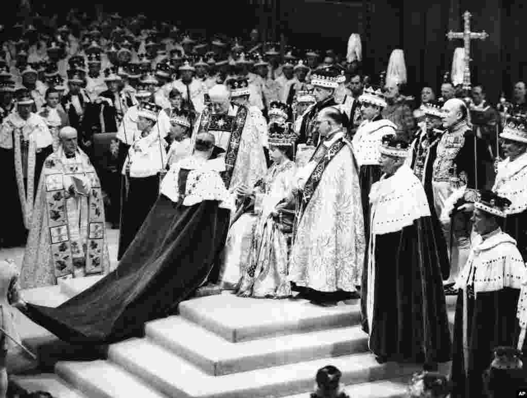 2 Haziran 1953&#39;te, Westminster Abbey&#39;de Kraliçe 2. Elizabeth&#39;in taç giyme töreni.