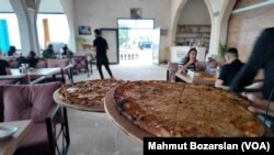  Pizza İtalya ile birlikte anılsa da Midyat da pizza ile adını duyurdu.