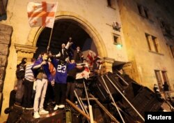 Gürcistan'ın başkenti Tiflis'te "yabancı ajanlar" yasa tasarısını protesto etmek için düzenlenen yürüyüş sırasında protestocular Parlamento girişine barikat kurdu- 2 Mayıs 2024.