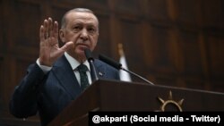 AK Parti’nin TBMM’ye sunmaya hazırladığı yasa taslağına ilişkin ilk kez yorumlarını paylaşan Erdoğan, yasal düzenlemedeki temel meseleyi “hayvanları sahiplendirme” olarak anlattı. 