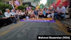 Diyarbakır Büyükşehir Belediyesi’nin yaya geçitlerine yazdığı Kürtçe yazıların silinmesi protesto edildi.