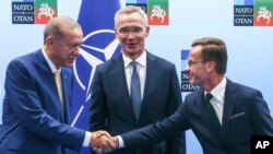 20 aydır beklemede olan İsveç’in NATO’ya katılım protokolü, TBMM Genel Kurulu’nda oy çokluğuyla bu hafta kabul edilmiş; Cumhurbaşkanı Recep Tayyip Erdoğan’ın imzalamasının ardından Resmi Gazete’de yayımlanarak yürürlüğe girmişti. 