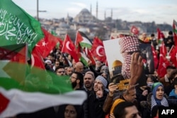 Kalabalık mitingde İsrail aleyhinde sloganlar atarak, tekbir getirdi.