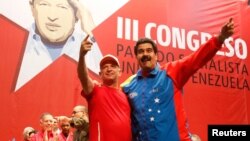 Tổng thống Venezuela Maduro (phải) khoác vai tướng hồi hưu Hugo Carvajal tại một đại hội của đảng cầm quyền ở Caracas, 27/7/2014.